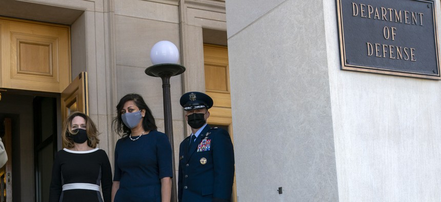 国防部副部长凯瑟琳·H·希克斯博士（左）于 2021 年 2 月 9 日星期二抵达华盛顿的五角大楼
