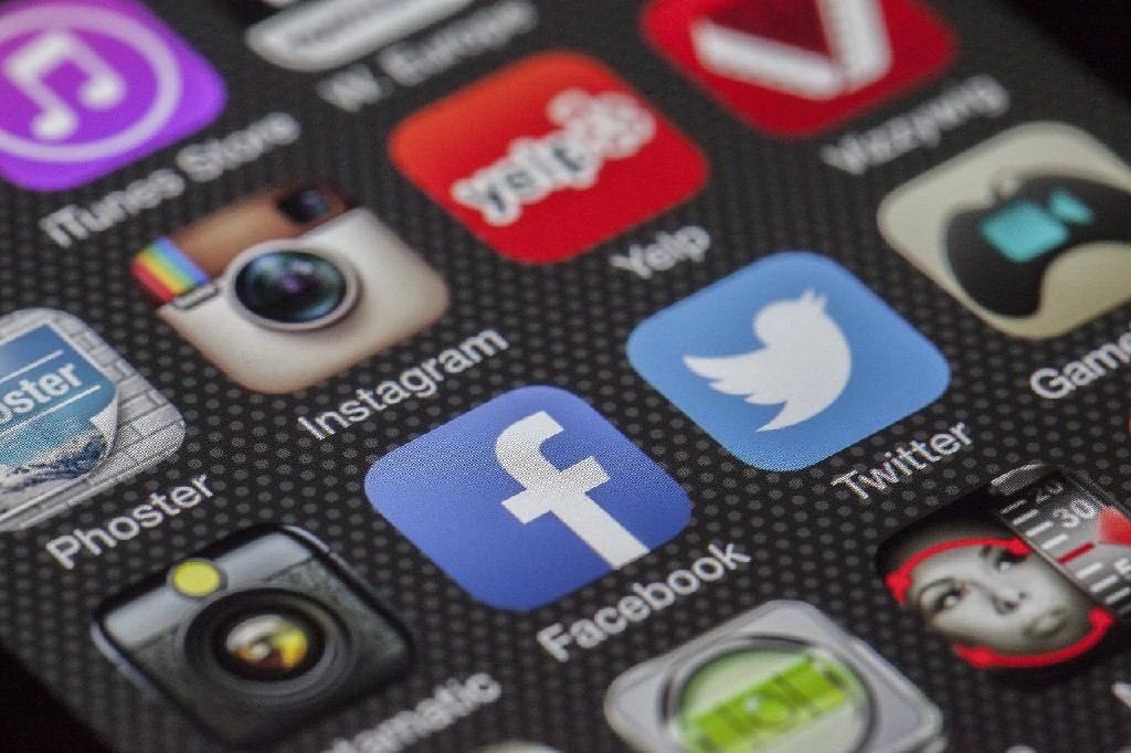 Building a Social Media Matrix for Overseas Marketing with Cloud Phone Solutions.jpg